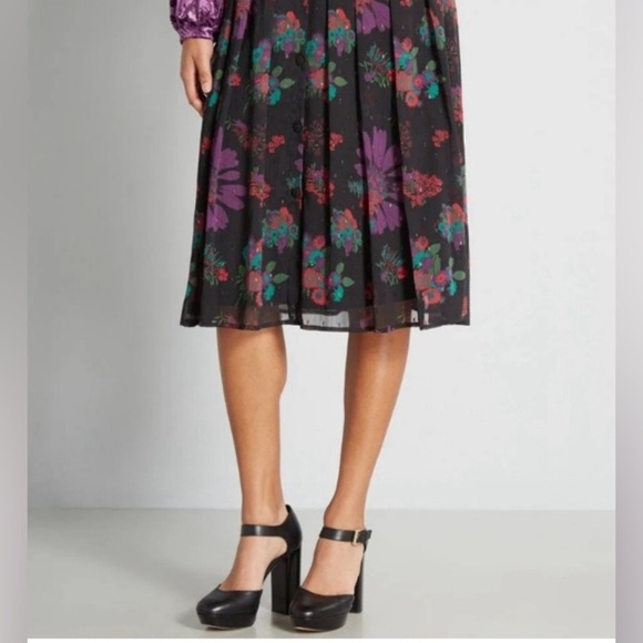 NWT Modcloth  Midi Pleated Skirt Size 8 Black Floral - Picture 3 of 4